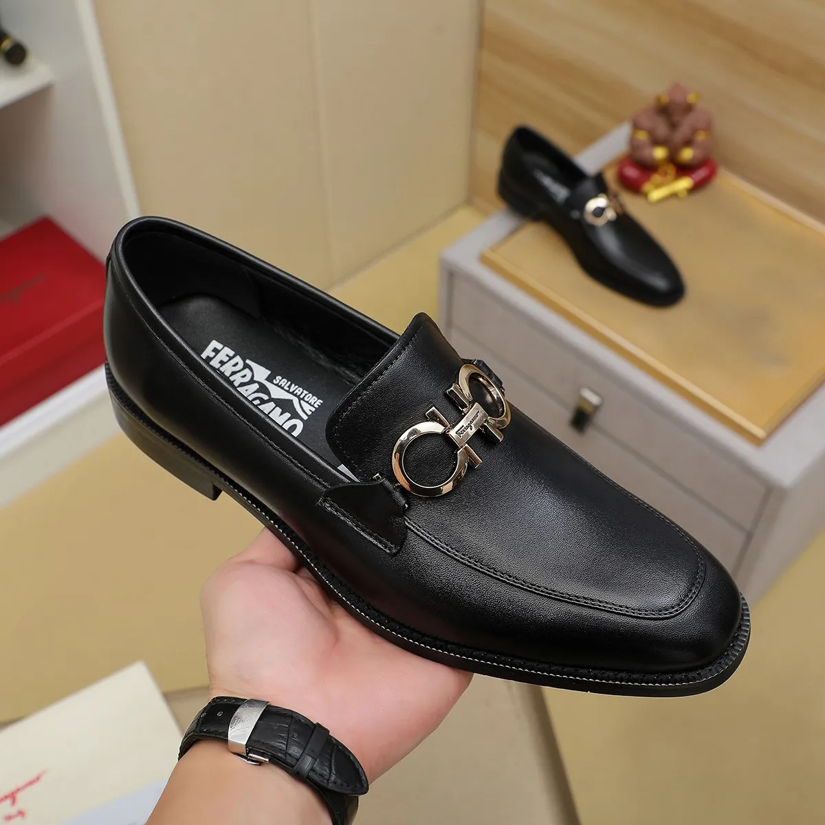 Men's shoes💰420🔥Ferragamo new men's formal shoes🇨🇳Official website original 1:1 mold opening, original quality💯Fine workmanship, high-end luxury shoes☘ The surface is made of imported Italian first-layer cowhide🌴🐑Leather lining🍓Rubber wear-resistant and non-slip outsole, breathable and comfortable to wear🍍The first choice for high-grade men, size 39-45 (38.46. Can be customized)